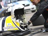 Andriaus Lauciaus nuotr./„Mugen Honda Ligier JS49“ po kontakto su trasos atitvarais