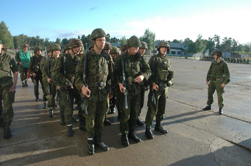 Lietuva atsisakė šauktinių, bet norintys ginti tėvynę kviečiami užsirašyti į savanorių pajėgas ir ateiti tarnauti profesinėje kariuomenėje.