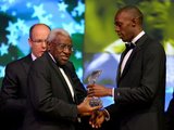 AFP/„Scanpix“ nuotr./IAAF prezidentas Lamine Diackas apdovanoja Usainą Boltą