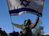 AFP/„Scanpix“ nuotr./Karys, iškėlęs Izraelio vėliavą.
