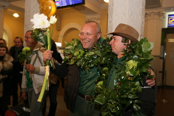 Į Lietuvą sugrįžo lietuvių Aurelijaus Petraičio ir Antano Juknevičiaus ekipažas, dalyvavęs Argentinoje ir Čilėje vykusiame Dakaro ralyje. 2009 sausio 22 d. 