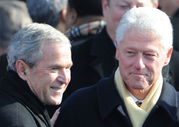 AFP/Scanpix nuotr./Buvę JAV prezidentai G.Bushas ir B.Cilintonas