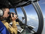 „Reuters“/„Scanpix“ nuotr./Paieškos komanda ieško dingusio lėktuvo.