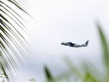 AFP/„Scanpix“ nuotr./Paieškose dalyvaujantis Brazilijos karinių oro pajėgų lėktuvas CASA 295 kyla iš Fernando de Noronjos salos.