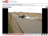 Youtube.com stop kadras/Filmuotoje medžiagoje užfiksuotas ais galingas juodas sportiakas automobilis.