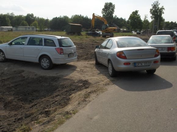 15min.lt skaitytojo Roko B. nuotr./Fotopolicija. Automobilių statymo ypatumai Monciakėse.