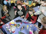 Organizatorių nuotr. /Kūrybinėje laboratorijoje visa aeima galės iamokti senus daiktus paversti naujais. Pernai į projektą įsitraukę dalyviai antram gyvenimui prikėlė senus batus.