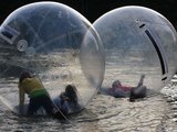 Mykolo Paškausko nuotr./Nemažai atvykusiųjų susiviliojo proga užsirakinti „burbule“ ir pasivaikščioti vandeniu.