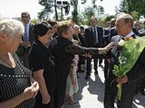 „Scanpix“ nuotr./Suchumyje Vladimiras Putinas pabendravo su vietiniais gyventojais
