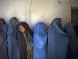„Reuters“/„Scanpix“ nuotr./Moterys laukia eilėje balsuoti rinkimuose
