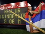 „Reuters“/„Scanpix“ nuotr./Penktadienį Šveicarijoje vykusio penktojo Tarptautinės lengvosios atletikos federacijos (IAAF) „Aukso lygos“ varžybų etapo moterų šuolių su kartimi rungtyje rusė Jelena Isinbajeva 1 cm pagerino sau pačiai priklausiusį pasaulio rekordą. 