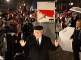 „Reuters“/„Scanpix“ nuotr./Lechas Walesa prieš stumdamas simbolinę sieną 