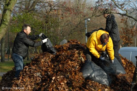 Organizatorių nuotr./Klaipėdiečiai aeatadienį kuopė Skulptūrų parką.