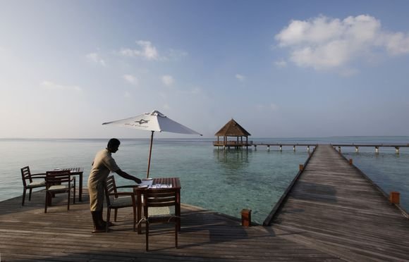 Reuters/Scanpix nuotr./Vienam gražiausių žemės kampelių, Maldyvams gresia rimtos problemos dėl klimato kaitos.  Kylantis vandens lygis kėsinasi užlieti aį salyną.