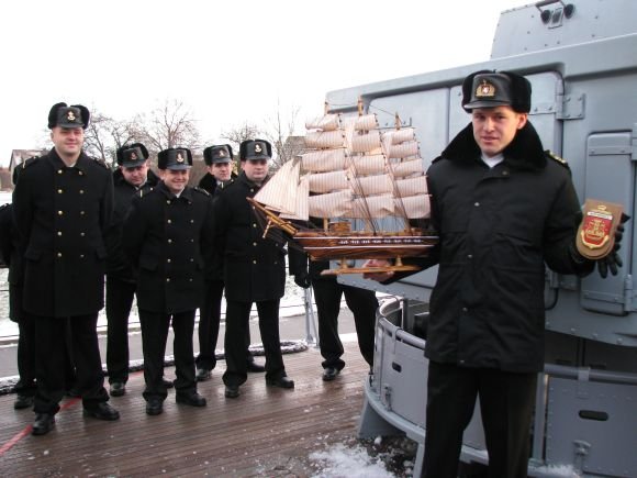 KJP nuotr./Senajam laivo vadui E.Oleakevičiui įgula atminimui įteikė simbolinį laivą ir laivo herbą.