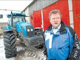LŽ nuotr./Žemės ūkio ministras K.Starkevičius, pailsėjęs Egipte, darbuojasi savo ūkyje Kauno rajone.