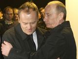 AFP/„Scanpix“ nuotr./Donaldas Tuskas ir Vladimiras Putinas susitiko tragedijos vietoje.