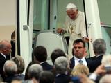 Popiežius Benediktas XVI į pamaldas atvyko papamobiliu.