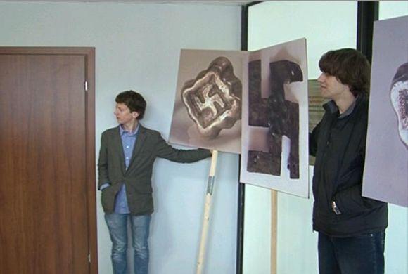 Baltijos TV kadrai/Jaunuoliai į teismą vėl atsineaė plakatus.