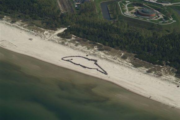 Jūrų muziejaus nuotr./daugiau nei pusantro tūkstančio žmonių Smiltynės paplūdimyje sustojo gyva vorele, vaizduojančią Baltijos jūros kiaulę. 