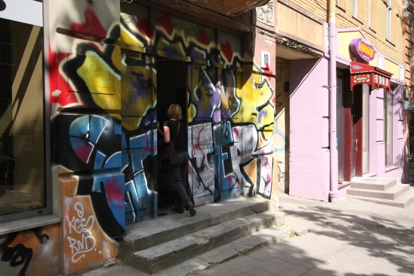 Anot Vilniaus savivaldybės specialistų, vien griežtos tvarkos grafitų piešėjams sutramdyti nepakaks – reikia tarnybos, kuri nedelsiant šalintų piešinius.