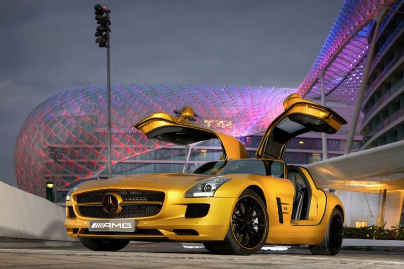 Auksinis „Mercedes-Benz SLS AMG“ – arabų dėmesiui