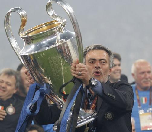 Reuters/Scanpix nuotr./J.Mourinho su UEFA čempionų lygos taure