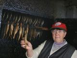 J.Andriejauskaitės nuotr./Prieš sezono atidarymą A.Kauneckienė vos spėjo suktis, kad pasirūpintų didesnėmis žuvies atsargomis.