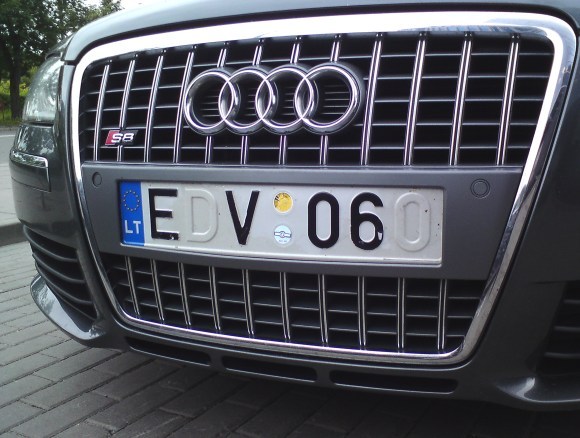 Sauliaus Chadasevičiaus/15min.lt nuotr./Audi S8 su keistai užmaskuotu valstybiniu numeriu.
