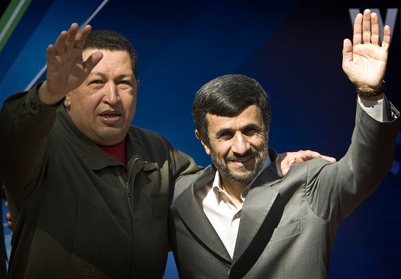 Reuters/Scanpix nuotr./Venesuelos prezidentas Hugo Chavezas ir Irano prezidentas Mahmoudas Ahmadinejadas