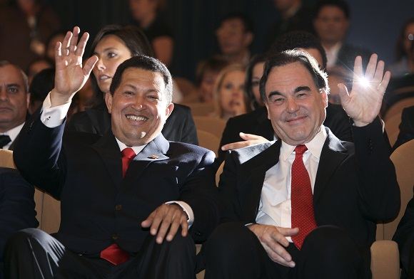 Reuters/Scanpix nuotr./Venesuelos prezidentas Hugo Chavezas ir režisierius Oliveris Stone