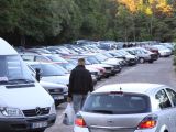 J.Andriejauskaitės nuotr./Automobilių aik&scaron;telė pilnut pilnutėlė.