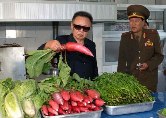 AFP/Scanpix nuotr./`iaurės Korėjos lyderis Kim Jong Ilas apžiūri kariakių virtuvę.