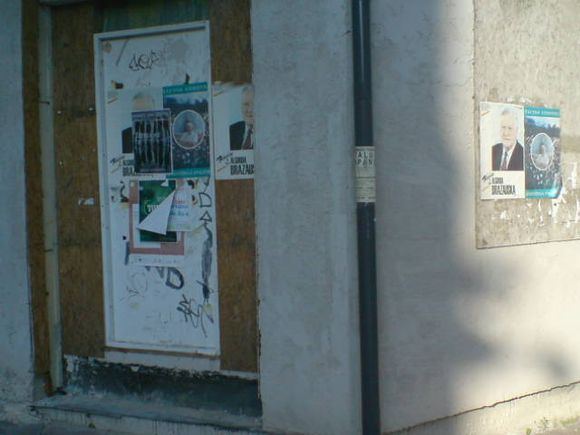 15min.lt skaitytojos Karolinos nuotr./Sostinės gatvėse  17 metų senumo plakatai su A.M.Brazausko atvaizdu.
