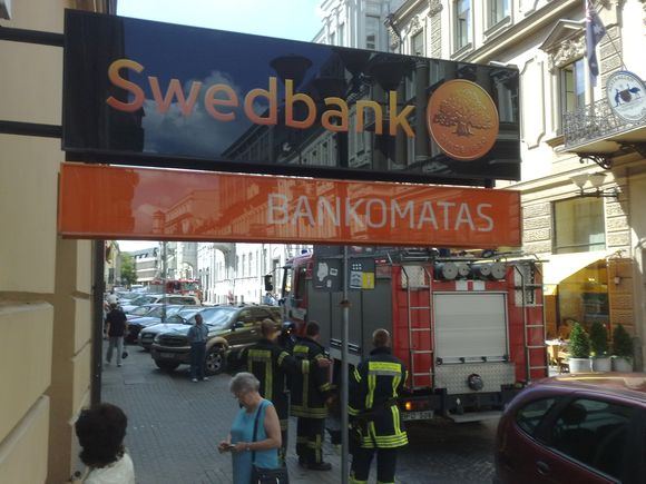 Irmanto Gelūno/15min.lt nuotr./Įvykio vieta prie Swedbanko