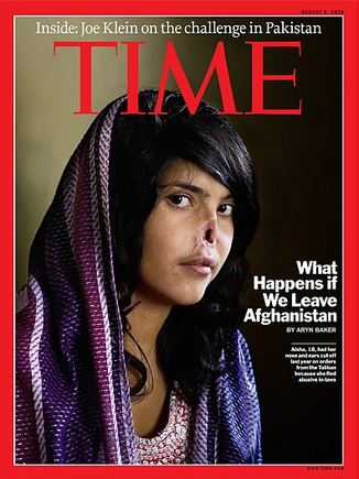 Žurnalo „Times“ viršelis/Žuranlo „Times“ viršelis, ant kurio nufotografuota 18-metė afganistanietė Aisha. Merginos vyras, už tai, kad ji pabėgo iš namų, nupjovė ausis ir nosį 