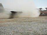 Andriaus Vaitkevičiaus/15min.lt nuotr./Čagčarano oro uoste nusileido karinis transporto lėktuvas (2007 m.)