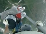 Kadras ia YouTube/Radijo antenų remontininkas 540 metrų aukatyje. 