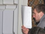 Sauliaus Chadasevičiaus/15min.lt nuotr./Alytiakis A.Dusevičius teisme slėpė veidą. Paklaustas, ar realiai dirbo kiemsargiu, ar tik fiktyviai įsidarbino, 23 metų vaikinas sakė: Pusiau dirbau, pusiau nedirbau.