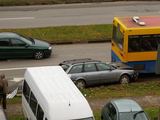 Andriaus U./15min.lt skaitytojo nuotr./Audi automobilis sustojo įsirėžęs į autobuso galą.