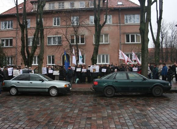 G.Kubiliūtės nuotr. /Į protesto akciją susirinko minia žmonių. 