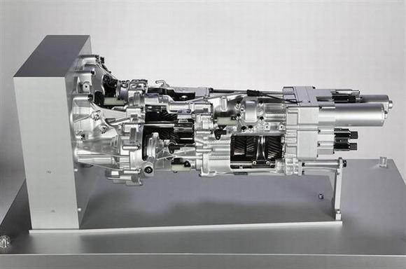 Gamintojo nuotr./Naujausias Lamborghini V12 variklis