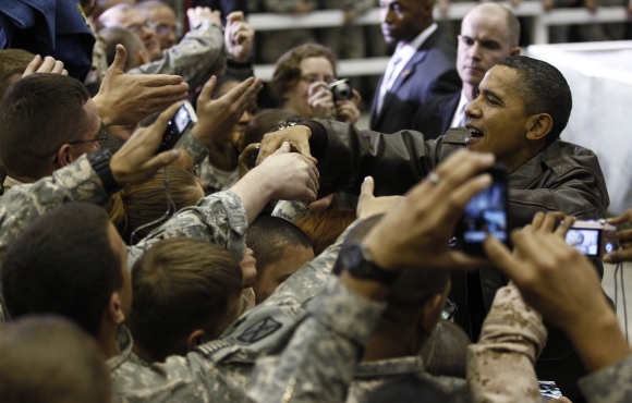 Barackas Obama sveikinasi su Amerikos kariais Afganistane.