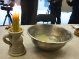 A.Kripaitės/15min.lt nuotr./Vienas populiariausių Kūčių stalo burtų - vaško varvinimas į dubenį su vandeniu. Vaško siluetas kodavo įvairiausius simbolius.