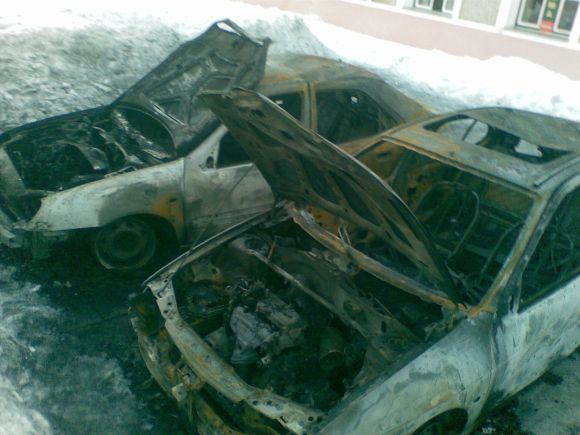 Skaitytojos nuotr. /Sudegę automobiliai Juodkrantėje.
