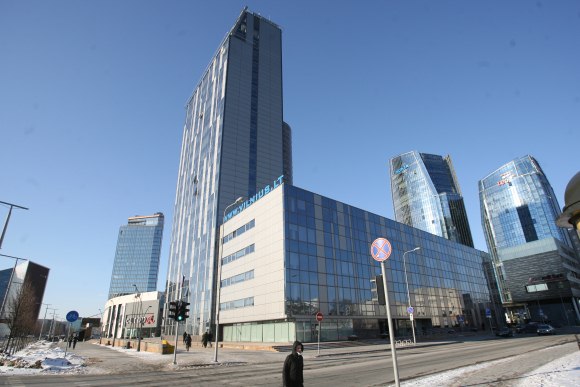 Savivaldybė kaltinama permokanti už savo dangoraižio nuomą taip siekdama paremti savo įmonę – Vilniaus vystymo kompaniją.