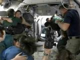 „Reuters“/„Scanpix“ nuotr./„Discovery“ ir TKS įgulų susitikimas