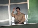 Reuters/Scanpix nuotr./Muamaras Kadhafi 1986 metų kovo 28 dieną ia balkono sako JAV smerkiančią kalbą.