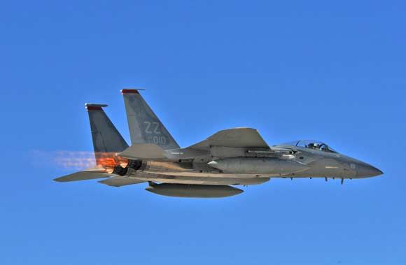 srž. Gary Emery/JAV karinės oro pajėgos nuotr./Patruliuojantis naikintuvas F-15 Strike Eagle