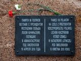 AFP/„Scanpix“ nuotr./Naujoji lentelė ant paminklinio akmens Smolenske
